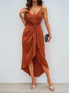 Vue détaillée de la robe licou en satin rouille avec nœud à la taille et ourlet asymétrique