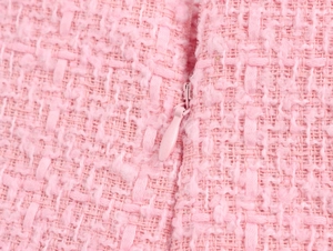 Nahaufnahme der rosa Tweed-Struktur und des passenden unsichtbaren Reißverschlusses