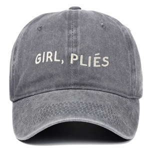 Détail de la broderie GIRL PLIÉS sur une casquette en coton lavé gris foncé vieilli