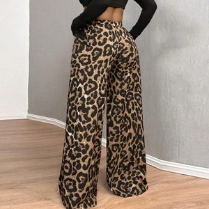 Vista posteriore dettagliata dei pantaloni leopardati a gamba larga con vita alta e morbidi