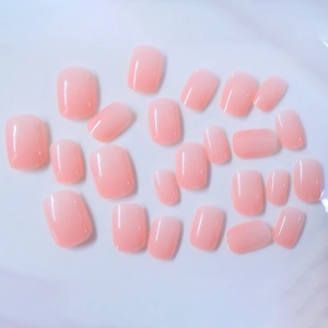 Unghie finte corte quadrate con sfumatura rosa dolce e finitura lucida effetto gel