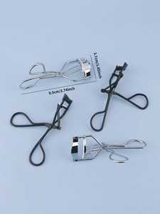 Eyelash curler size guide showing 9.5cm length and 3.7cm width dimensions on blue background