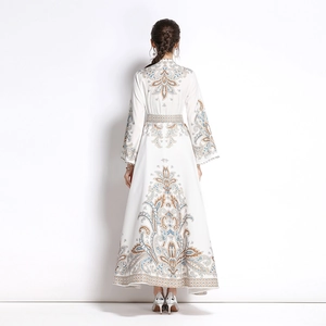 Elegante abito lungo bianco con stampa floreale paisley e vita a cintura