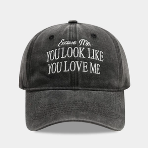 Détail de la broderie sur une casquette de baseball vintage en coton délavé anthracite