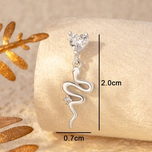 Pendant d'oreille serpent en argent avec zircone cœur sur un support cylindrique