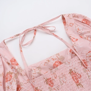 Détail du décolleté carré et bustier froncé avec imprimé rose sur tissu rose clair