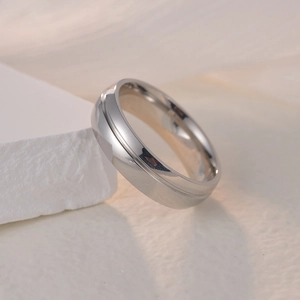 Polierter silberner Titanstahlring mit minimalistischer Rille für Paare und Hochzeit