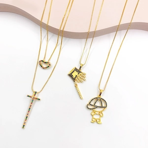 Collier chic plaqué or avec pendentifs colorés en forme de cœur et de croix