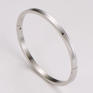 Detalle de un brazalete de acero inoxidable pulido de 4 mm con bordes de doble bisel