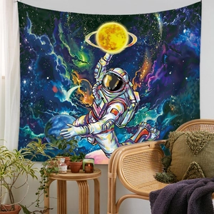 Gemütliches Wohnzimmer mit Wandteppich, der einen Astronauten und einen Planeten zeigt
