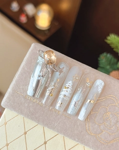 Détails du kit d'ongles de Noël avec flocons 3D, motifs d'élans et nœud doré chic