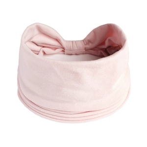 Dettaglio della fascia yoga in maglia rosa chiaro con elegante nodo intrecciato
