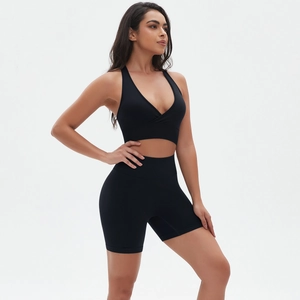Dettaglio completo yoga nero senza cuciture con top scollo a V e pantaloncini a vita alta