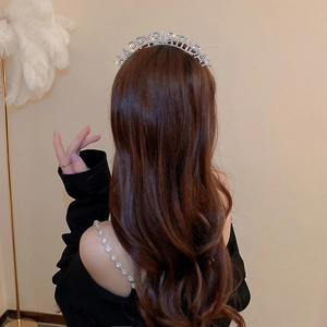 Detailansicht des Happy Birthday Strass-Haarreifens, getragen von einem Modell zur Party