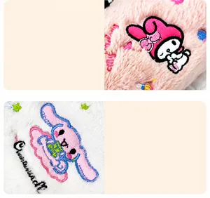 Primer plano de tela de felpa premium y bordado detallado de My Melody