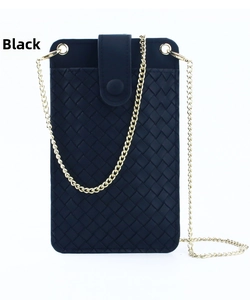 Détail de la texture tressée noire et de la bandoulière en chaîne dorée du mini sac