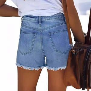 Short en jean bleu taille haute avec ourlets effilochés et poches arrière de style