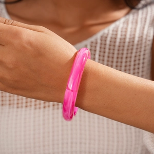 Détail de la texture marbre rose et finition brillante du bracelet jonc en résine