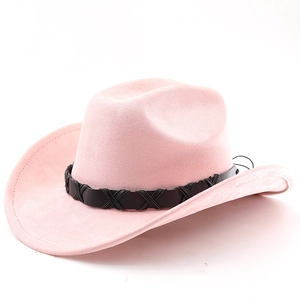 Détail d'un chapeau de cowboy rose en daim avec une bande décorative en cuir noir tressé