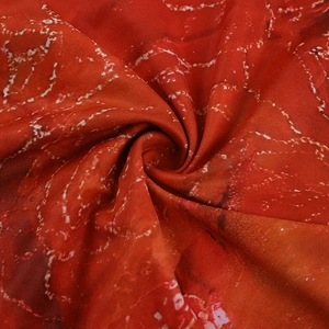 Vue détaillée de la texture du tissu rouge avec des motifs abstraits artistiques