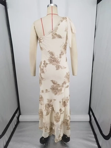 Vue détaillée du dos de la robe de soirée beige avec broderie florale dorée et nœud
