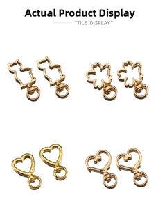 Dettaglio dei ganci per portachiavi dorati in lega a forma di cuore, stella e fiori