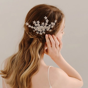 Dettaglio di un pettine per capelli sposa argento con fiori di cristallo e perle