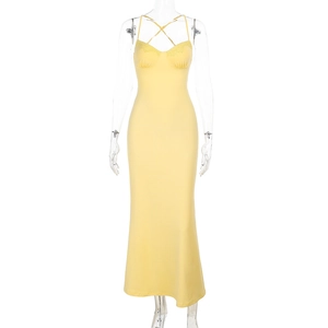 Détail de la robe longue jaune moulante avec dentelle délicate et buste plissé élégant