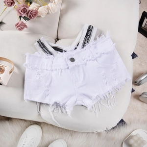 Dettaglio di pantaloncini in denim bianco con cinturini a lettere e orlo strappato