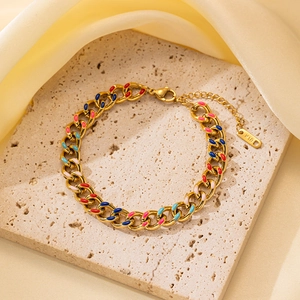 Detalle de una pulsera de cadena cubana bañada en oro de 18K con esmalte y etiqueta K18