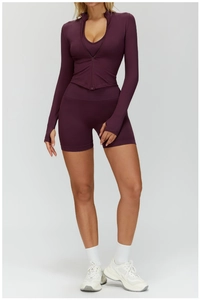 Détail de l'ensemble de yoga violet sans couture, haute élasticité avec passe-pouces et zip
