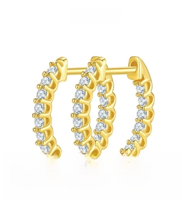 Dettaglio di orecchini a cerchio in argento S925 placcato oro con pietre moissanite