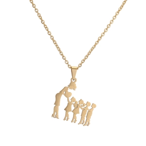 Collier en acier inoxydable doré avec un pendentif silhouette de mère et cinq enfants