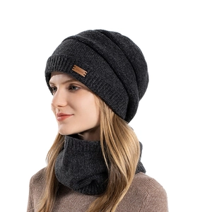 Ensemble hiver bonnet tricoté et tour de cou pour femme en gris foncé avec patch cuir