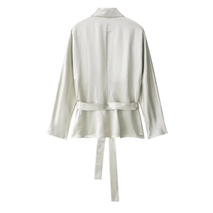 Completo blazer da donna in raso champagne con cintura e finitura lucida setosa