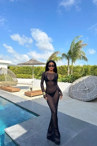 Détail de la robe de plage longue en maille noire transparente avec manches