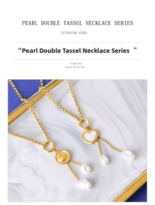 Détail d'un collier en acier titane doré avec nacre blanche et pampilles de perles d'eau
