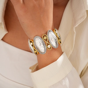 Vue détaillée d'un bracelet vintage bicolore avec texture martelée et strass brillants