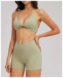 Brassière de sport col V vert sauge avec détail torsadé et short croisé à taille haute