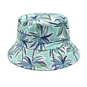 Dettaglio del cappello alla pescatora verde menta con stampa a palme e cuciture rinforzate
