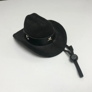 Detail eines schwarzen Haustier-Cowboyhuts mit silberner Sternschnalle und verstellbarem Band