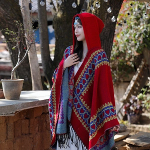 Châle à capuche ethnique avec motifs rouges géométriques et franges pour voyage