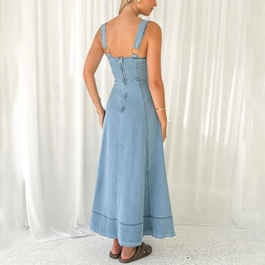 Dettaglio della cerniera in metallo e anelli sul retro dell'abito midi in denim