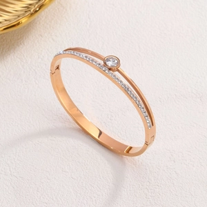Elegante bracciale rigido in oro rosa a doppio strato con scintillanti pietre di zircone
