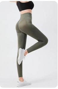 Vue détaillée du legging de yoga sans couture vert olive à taille haute et effet push-up