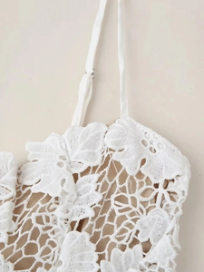 Détails de broderie en dentelle blanche et fines bretelles réglables sur une robe en tulle