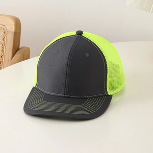 Détail de casquette trucker gris et jaune fluo avec surpiqûres et filet respirant
