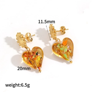 Détail montrant les dimensions des boucles d'oreilles cœur tournesol pesant 6,5 g