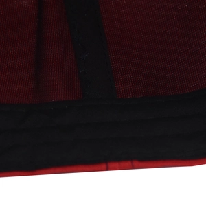 Détail des coutures internes renforcées et de la doublure texturée de la casquette
