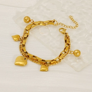 Bracelet double couche en acier doré avec pendentifs cœurs et chaîne à mailles carrées
